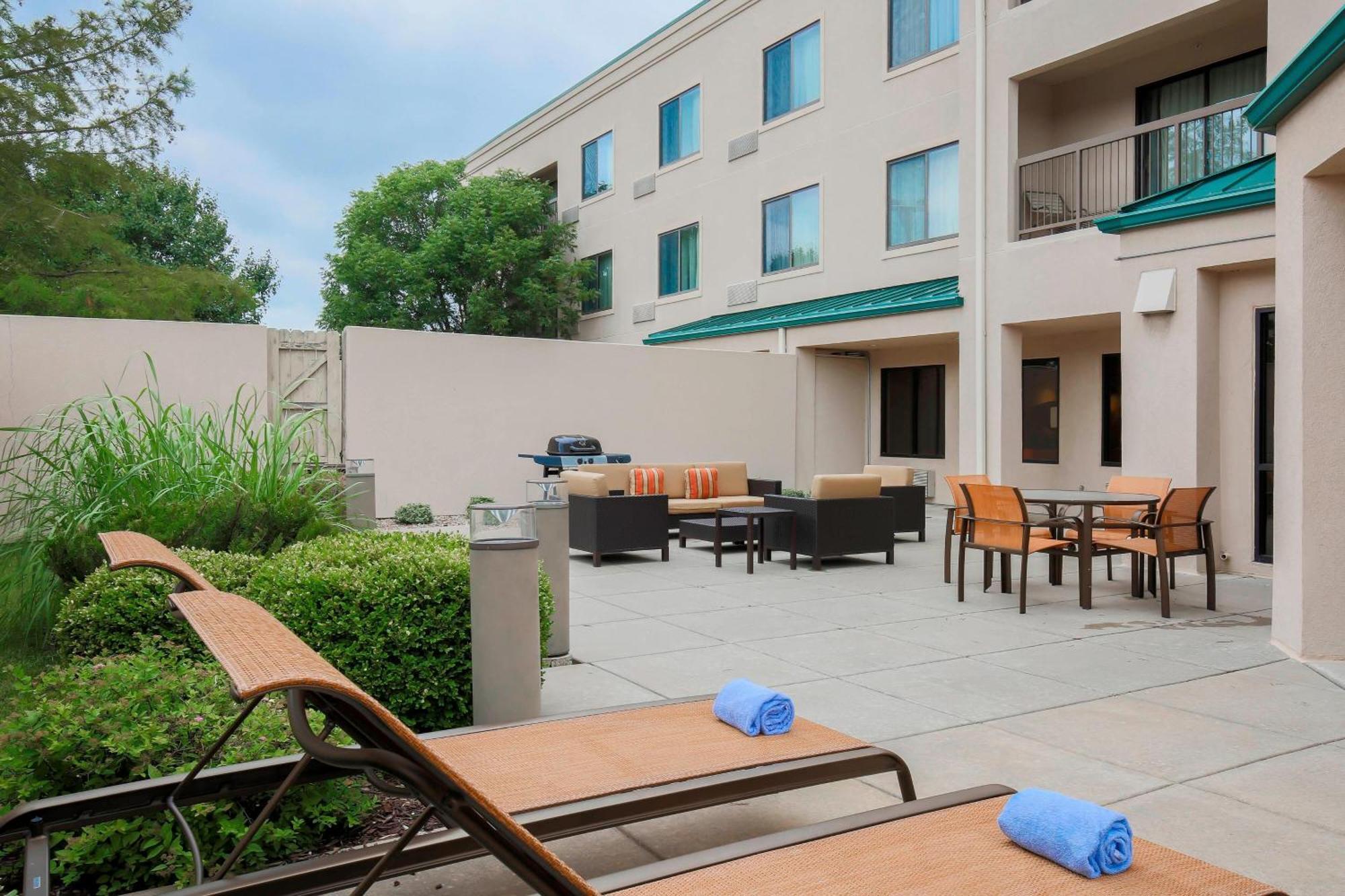 Courtyard By Marriott Topeka Exterior foto